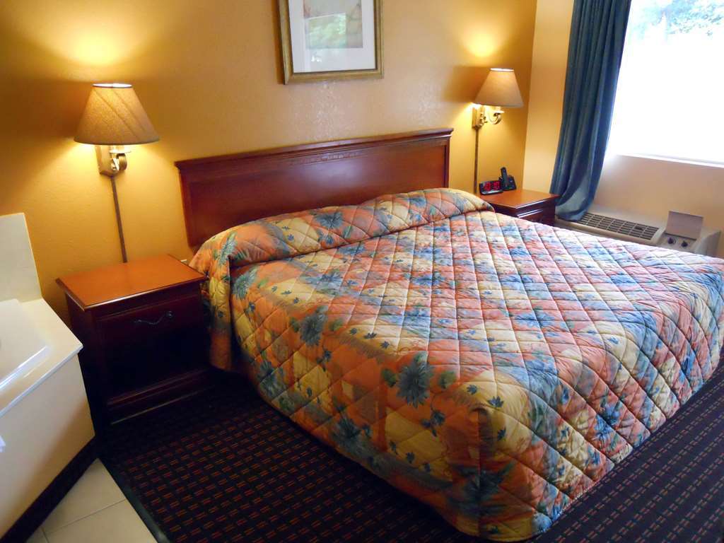 Red Roof Inn Valdosta - University Room photo